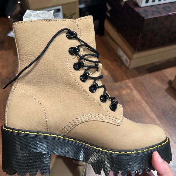 Dr Martens Leona combat lace up boots in Sand Nubuck Sz 7W - Picture 9 of 12